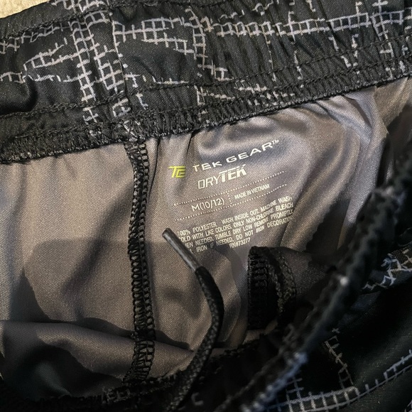 Hurley boys T-shirt and Tek Gear shorts - Picture 4 of 4